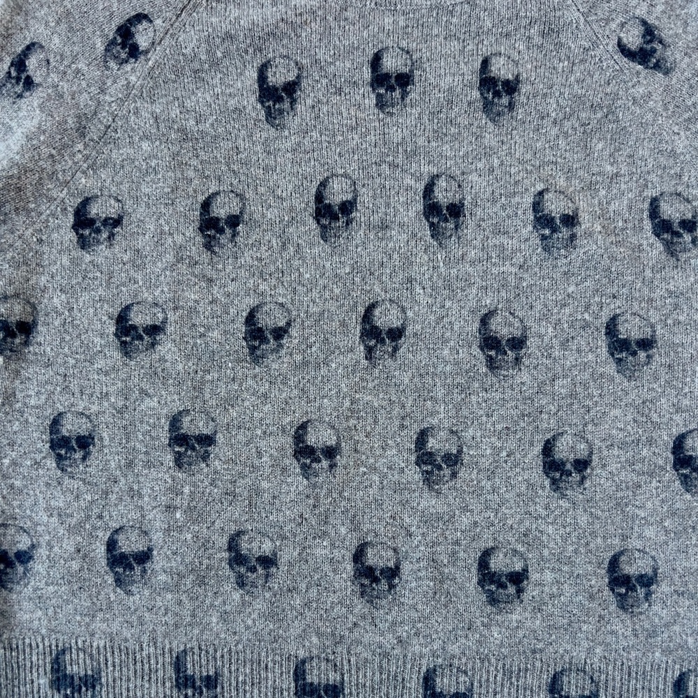Gray Skull Pattern 100% wool Sweater - Picture 5 of 7